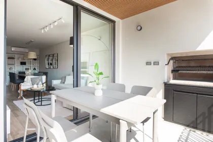 Terraza moderna con parrilla y vista urbana, estilo moderno — proyecto LOT Serrano, por C - ESTUDIO, en Buenos Aires